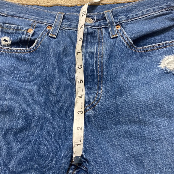 Levi's Premium Button Distressed Mid Rise Women's Jeans. Excellent Condition! - Picture 8 of 11